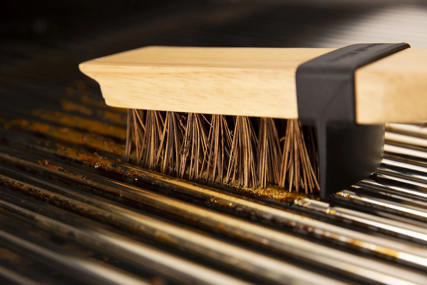 Broil King Holz Grillbürste 51cm Mit Palmyra Borsten Und Spritzschutz 1 Broil King Holz Grillbürste 51cm Mit Palmyra Borsten Und Spritzschutz