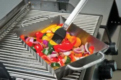 Broil King Gemüse Grillkorb Premium, Edelstahl 26 X 18cm 5 Broil King Gemüse Grillkorb Premium, Edelstahl 26 X 18cm -Küchengrill Angebote 6708 Broil King Wok 69818 lifestyle 03