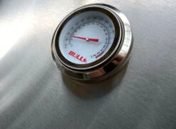 BULL Diablo - Gasgrill Mit Infrarot Backburner Und Rotisserie 11 BULL Diablo - Gasgrill Mit Infrarot Backburner Und Rotisserie -Küchengrill Angebote Bull Diablo Grillstation Thermometer Detail 62648CEBU Stand