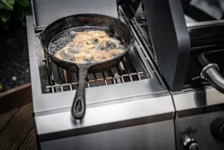 Grillfürst G621G 6-Brenner Edelstahl-Gasgrill Mit Hochtemperaturbrenner, Heckbrenner Und Gusseisen Rosten - X-DEAL Inkl. Zuberhörpaket 35 Grillfürst G621G 6-Brenner Edelstahl-Gasgrill Mit Hochtemperaturbrenner, Heckbrenner Und Gusseisen Rosten - X-DEAL Inkl. Zuberhörpaket -Küchengrill Angebote Grillfuerst Gasgrill G621G Gusspfanne Steakzone