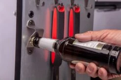 Grillfürst G621E 6-Brenner Edelstahl-Gasgrill - 1. FC Köln Edition - Edelstahlroste -Küchengrill Angebote Koeln Grill Flaschenoeffner Unterschrank Tuer 1