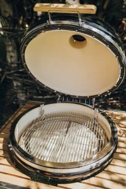 Monolith Grill LeCHEF BBQ GURU - PRO-Serie 2.0 Schwarz - MIT Gestell Und Seitentischen - Inkl. DigiQ Controller Set -Küchengrill Angebote Monolith Le Chef Deckel offen Keramikgrill 3