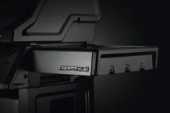 Napoleon Freestyle 425 Gasgrill, Graphit - Modell 2023 - X-DEAL Inkl. Drehspiess -Küchengrill Angebote Napoleon Freestyle Seitenablage Besteckhaken 4