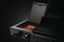 Napoleon Freestyle 365 Gasgrill, Graphit - Mit Sizzle Zone - Modell 2023 - X-DEAL Inkl. Drehspiess -Küchengrill Angebote Napoleon Freestyle Sizzle Zone Infrarotbrenner Seitenablage