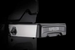 Napoleon Rogue SE 425 Edelstahl Gasgrill Mit Sizzle Zone Und Heckbrenner - Modell 2023 -Küchengrill Angebote Napoleon Rogue SE Seitenablage mit Logo 1