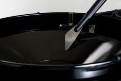 Outdoorchef Trichter-Schaber Für EASY FLIP Trichter -Küchengrill Angebote Outdoorchef Trichter Schaber Anwendung01 1