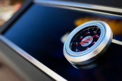 Rösle Videro G4-S VARIO+ Schwarz Gasgrill - FC Bayern Edition 31 Rösle Videro G4-S VARIO+ Schwarz Gasgrill - FC Bayern Edition -Küchengrill Angebote Roesle FC Bayern Gasgrill Logo Deckelthermometer 4