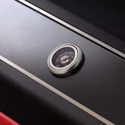 Rösle Videro G3-S VARIO+ Schwarz Gasgrill - FC Bayern Edition - Inkl. FC Bayern Abdeckhaube, Barbecue Grillzange Und Burgerpresse -Küchengrill Angebote Roesle Gasgrill Videro FC Bayern Detail Deckeltermometer