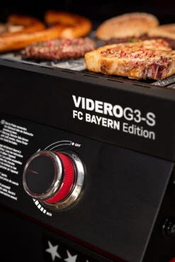 Rösle Videro G3-S VARIO+ Schwarz Gasgrill - FC Bayern Edition - Inkl. FC Bayern Abdeckhaube, Barbecue Grillzange Und Burgerpresse -Küchengrill Angebote Roesle Gasgrill Videro G3 S FC Bayern Edition Bedienblende