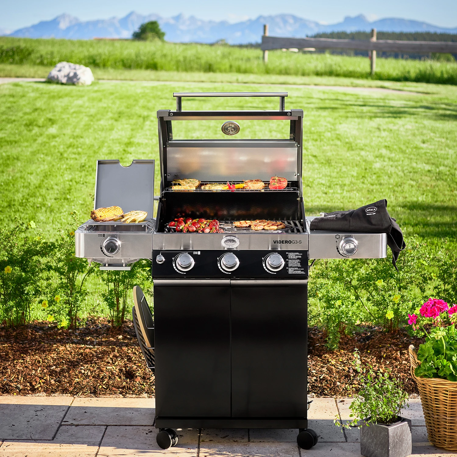 Rösle Gasgrill Videro G3-S VARIO+ Schwarz - Modell 2023 - X-DEAL Inkl. Abdeckhaube, Grillplatte Und Drehspieß 14 Rösle Gasgrill Videro G3-S VARIO+ Schwarz - Modell 2023 - X-DEAL Inkl. Abdeckhaube, Grillplatte Und Drehspieß – Bild 14