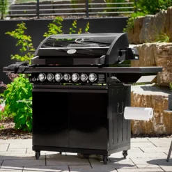 Rösle Gasgrill Magnum PRO G4-S - X-DEAL Inkl. Abdeckhaube, Gusseisen Grillplatte Und Drehspieß - Modell 2023 -Küchengrill Angebote Roesle Magnum PRO G4 S Lifestyle