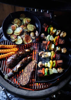 The Bastard Keramikgrill Classic Medium - Complete - Schwarz Glänzend - Modell 2023 -Küchengrill Angebote The Bastard Medium Grillflaeche Pfanne 1